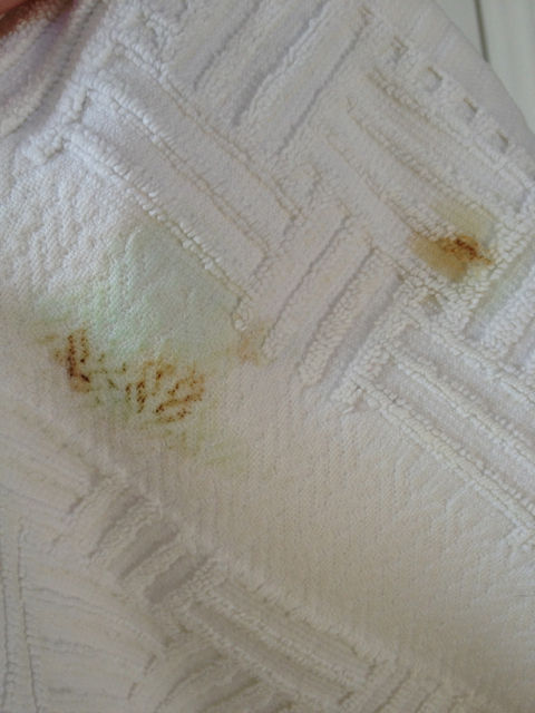 Vết bẩn bị kéo sang chiếc khăn.