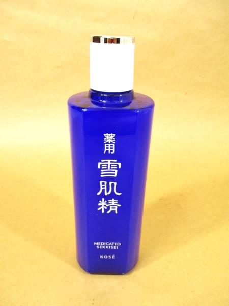 lotion kose Chiết xuất ý dĩ, đương quy Nhật bản, chiết xuất rễ cây Melothria, bạch chỉ, sơn trà....có khả năng chống nắng tươi tắn  hiệu quả làm sạch da tránh các tác nhân gây hại tác động lên làn da, làn da được  căng mướt, sáng bóng, độ đàn hồi được cải thiện khá rõ